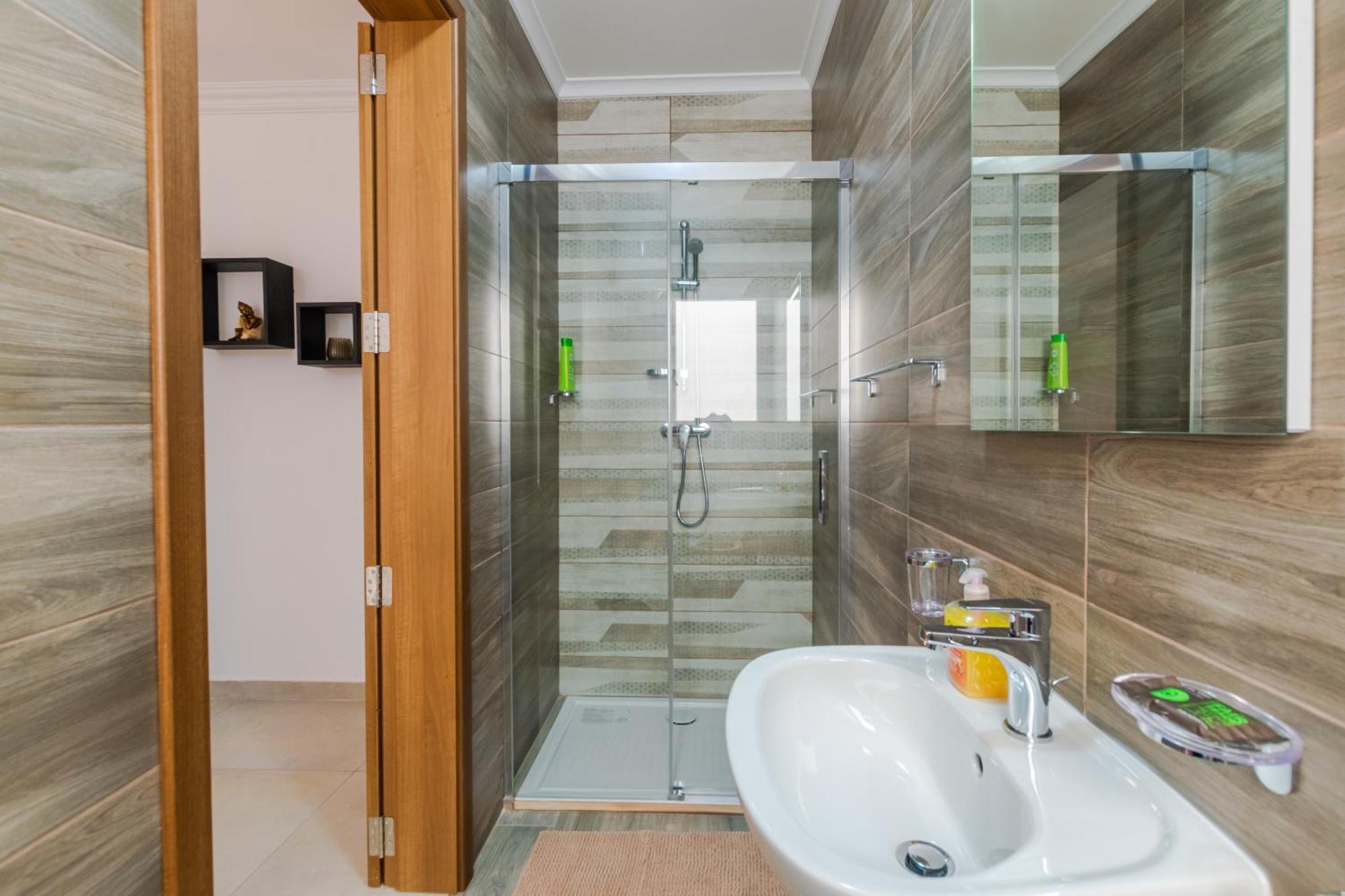 Brand New 3 Bdr 2 Bth B10 Apartment *